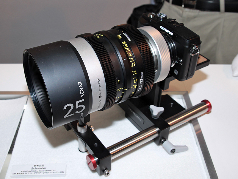 <b>マウントアダプターを介してE-P2に装着したシネ-ゼナー（Cine-Xenar）25mm / F2.2</b>