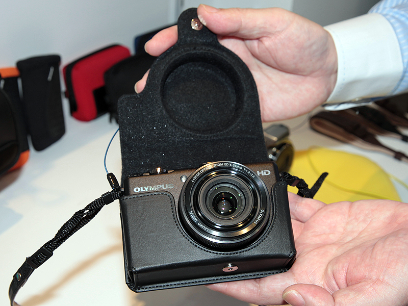 <b>XZ-1の専用純正ケース。本体と同時に発売</b>