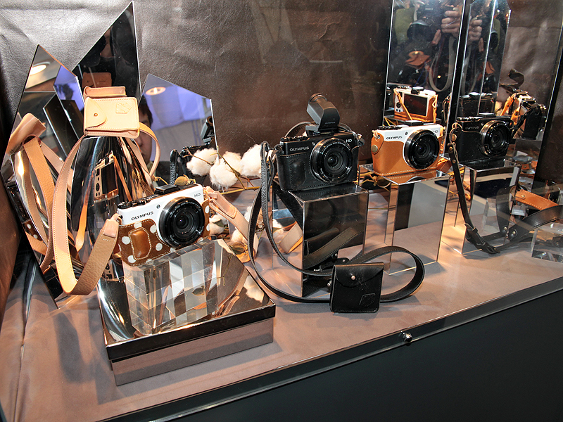 <b>こちらは、アクリュ（Acru）とロベル（ROBERU）によるXZ-1用ボディージャケット。未発売だが、オリンパスによると近いうちに登場するとのこと</b>