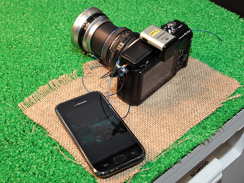 <b>E-PL2からスマートフォンに画像を転送できるアクセサリー「ペンパルPP-1」のデモも実施していた</b>