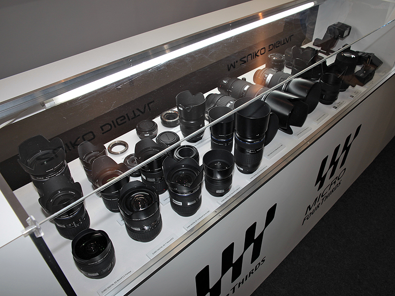 <b>レンズを試せるレンズバーも解説している。</b>