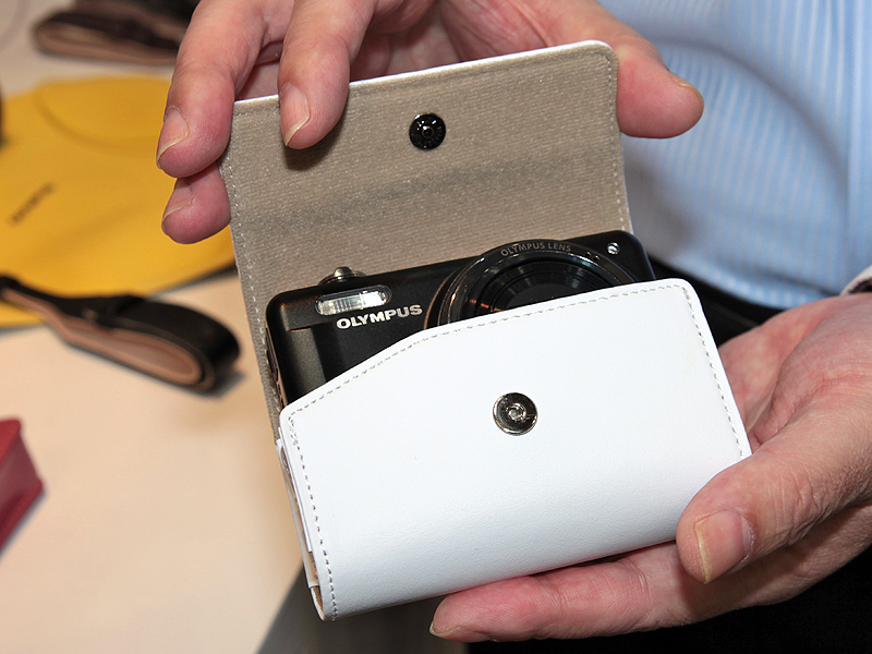 <b>Vシリーズ用の新ケース「CSCH-83」。2月中旬に4,410円で発売する</b>