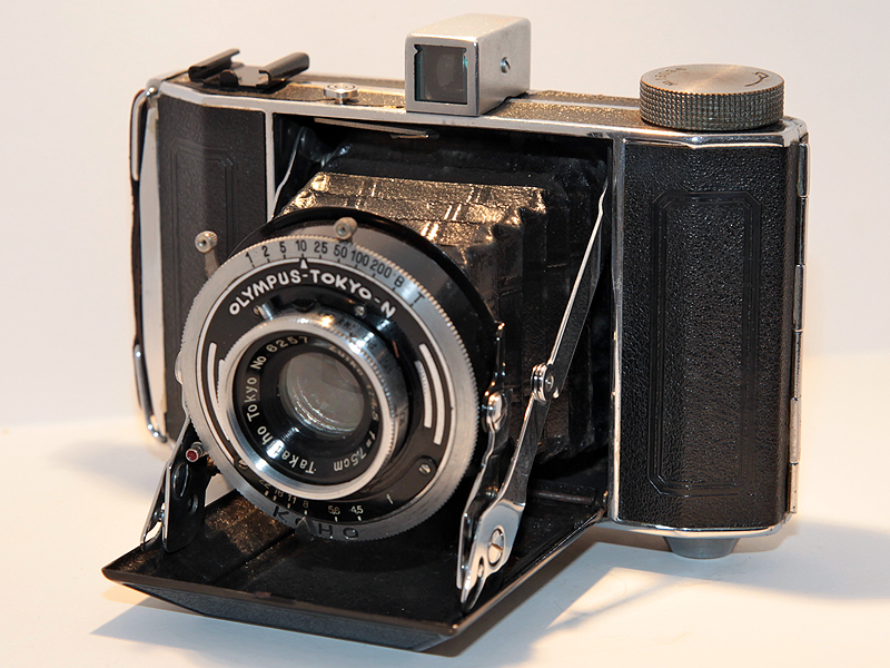 <b>最初のZUIKOレンズ搭載カメラ「セミオリンパスII型」。オリンパスの前身である高千穂製作所が発売した</b>
