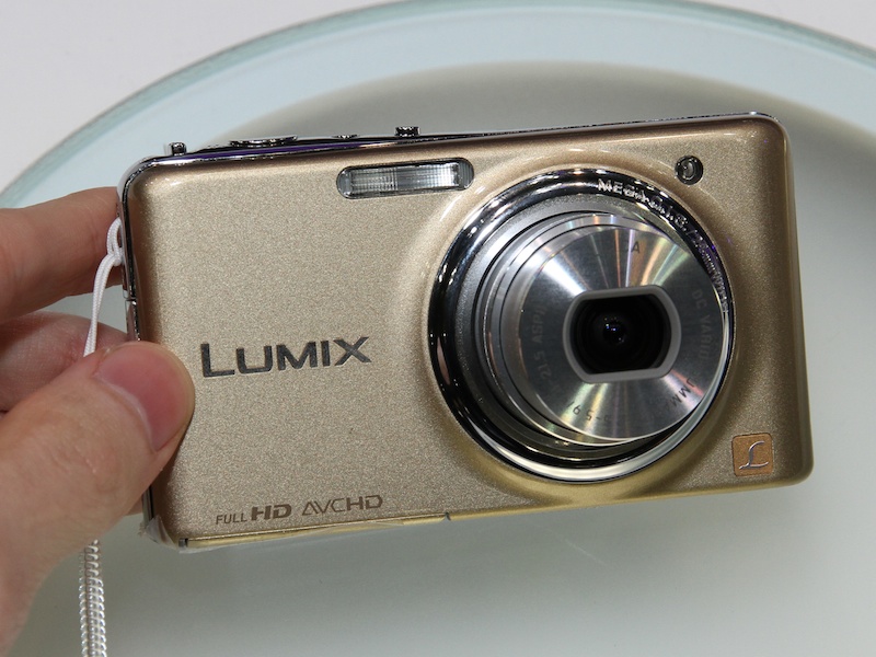 <b>LUMIX DMC-FX77。24mm相当からの5倍ズームレンズを搭載する</b>