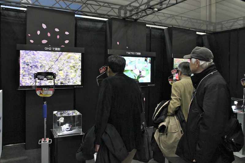 <b>3Dの体感コーナーでは、LUMIX Gシリーズの3D交換レンズで撮影した画像や、3D対応デジタルビデオカメラの映像を対応テレビで鑑賞できる</b>