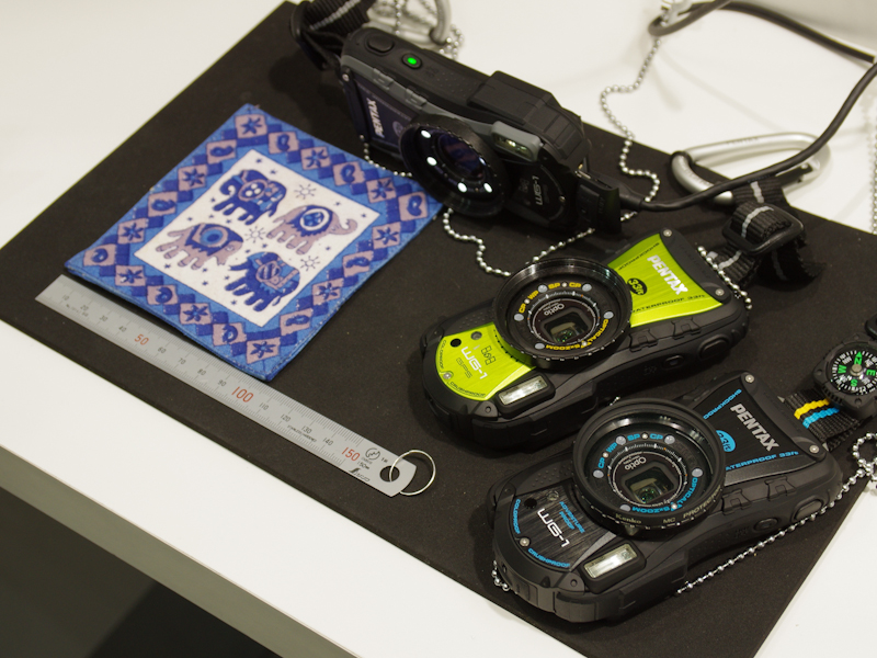 <b>Optio WG-1 GPSの展示は、細かい模様の布製コースターでマクロ撮影を試せる</b>