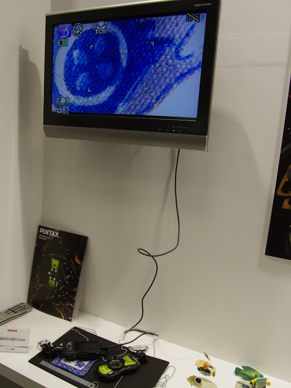 <b>Optio WG-1 GPSの展示は、細かい模様の布製コースターでマクロ撮影を試せる</b>