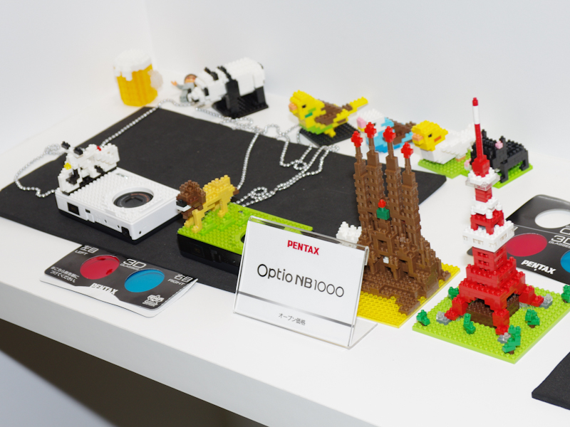 <b>ナノブロックと一緒に展示したOptio NB1000</b>