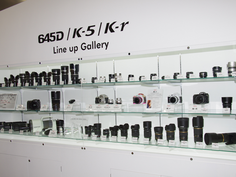 <b>現行のペンタックス製デジタル一眼レフカメラと交換レンズを一堂に展示</b>