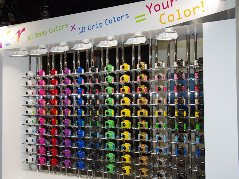 <b>K-rのオーダーカラー全120色を展示</b>