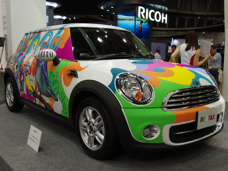 <b>目を引くペイントが施されたMINI。試乗はできない</b>