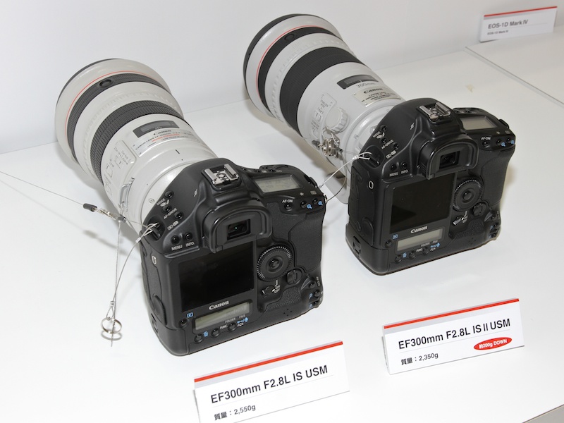 <b>リニューアルした超望遠レンズは、重量を比較できるよう従来モデルとともに展示している</b>