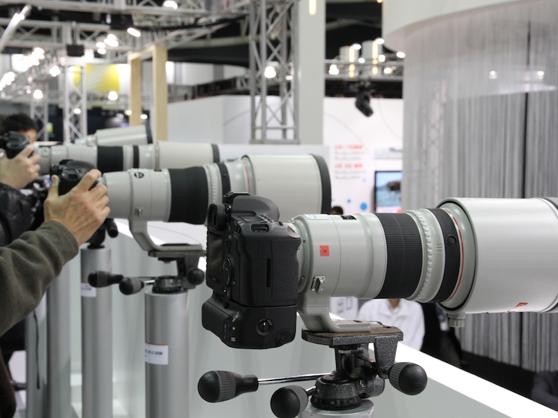 <b>恒例となった望遠レンズの体験コーナー</b>