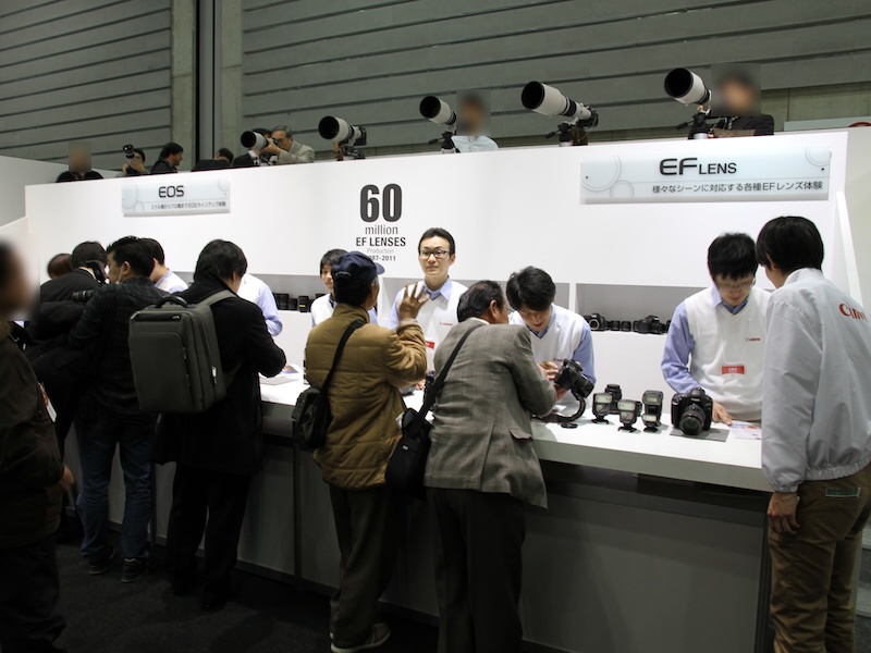 <b>EOSシリーズとEFレンズの体験カウンターを設置。現行の全EFレンズを用意しているという</b>