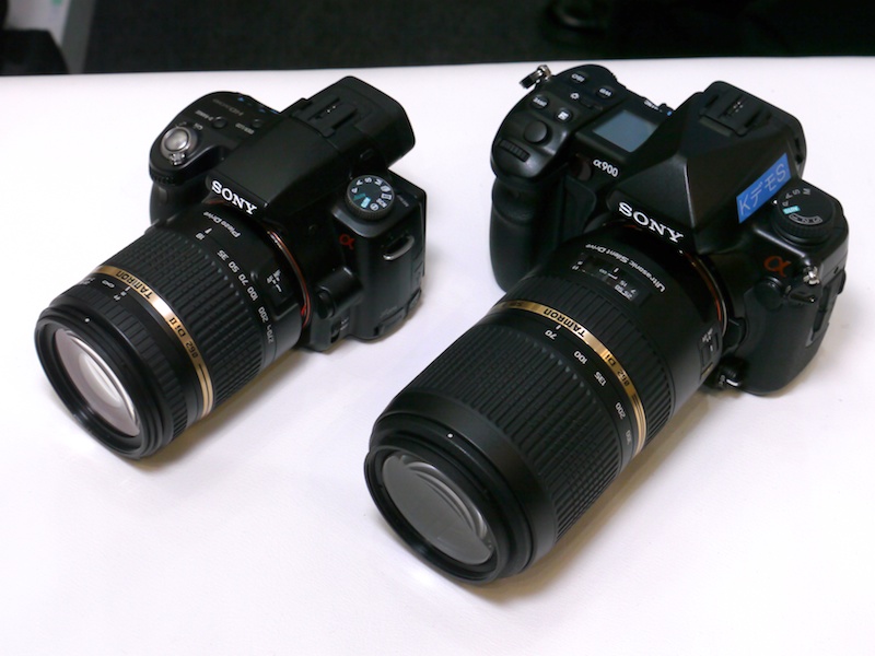 <b>ソニー用レンズ2本を参考出品。左が18-270mm F3.5-6.3 Di II PZD、右がSP 70-300mm F4-5.6 Di USD</b>