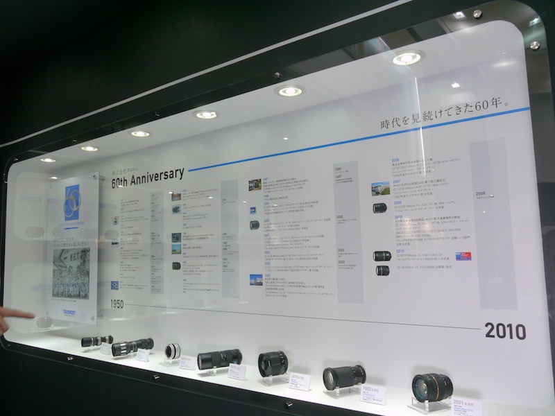 <b>タムロン創業60周年を解説したディスプレイ</b>