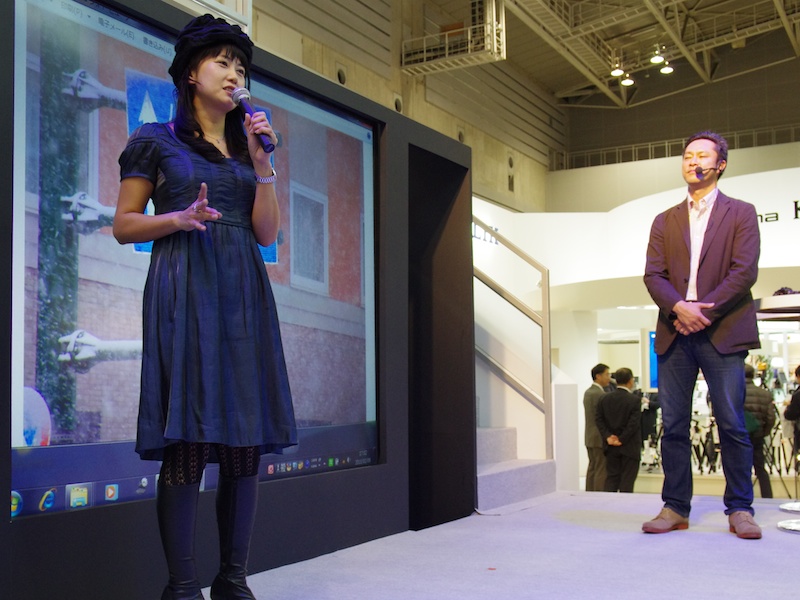 <b>矢野直美氏（左）が18-270mm F3.5-6.3 Di II VC PZDで撮影した写真を広田泉氏（右）が解説</b>