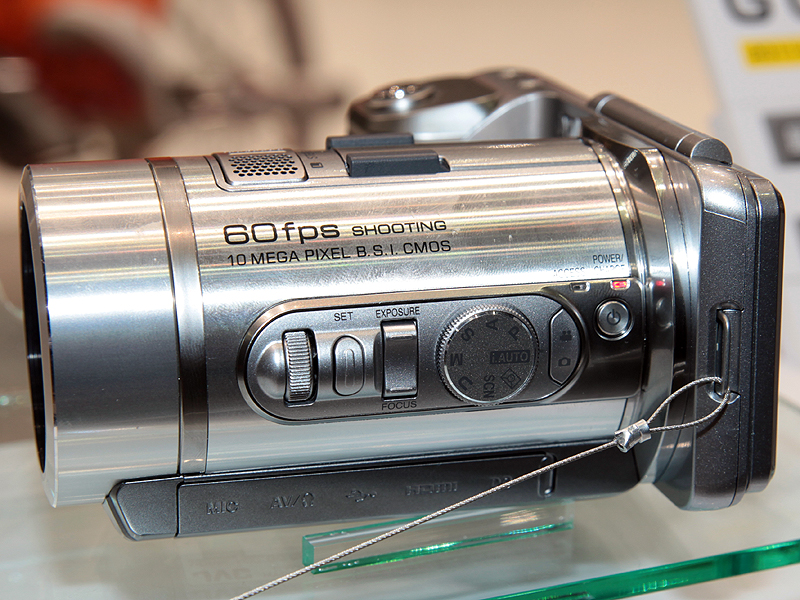 <b>モードダイヤルを始め、一部の操作系をレンズ鏡胴横に装備している</b>