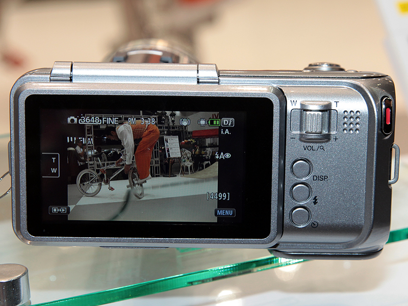 <b>液晶モニターはチルト式</b>