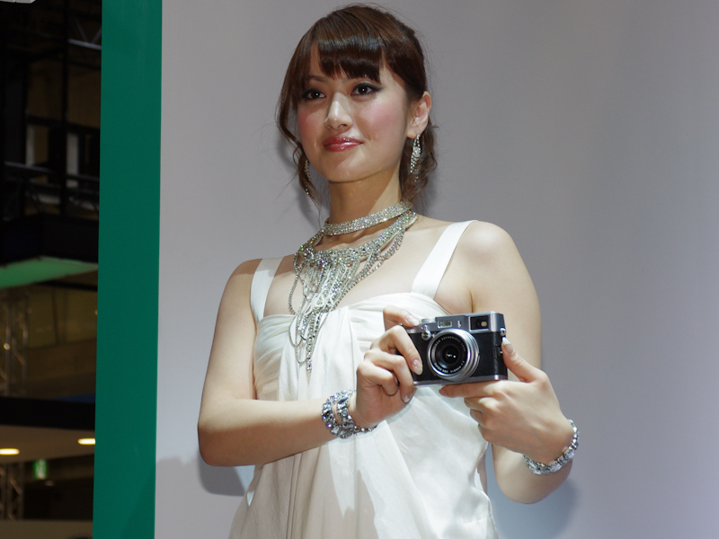 <b>FinePix X100と、裏面照射型CMOSセンサーをベースとした“EXR CMOS”搭載機のFinePix F550EXRおよびFinePix HS20EXRをアピール</b>