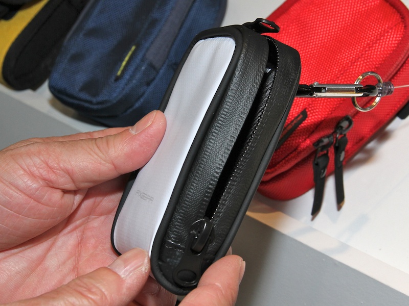 <b>止水ジッパーを採用したDROP-GUARD。防水素材を採用する</b>