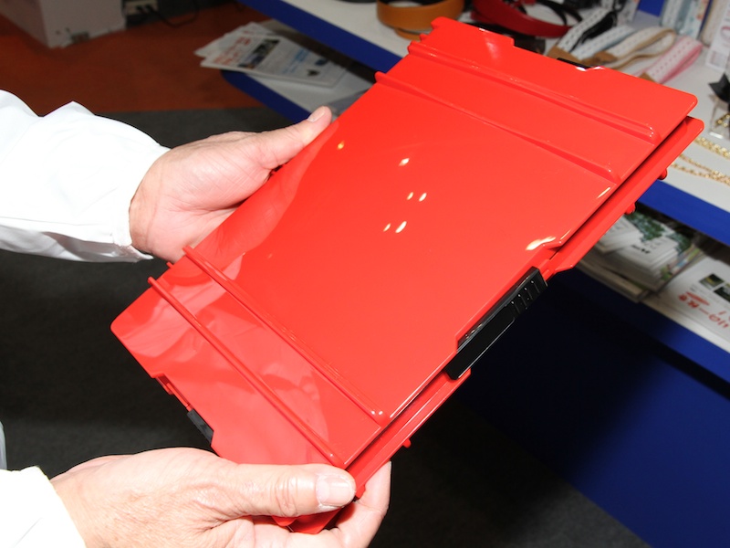 <b>ロック部にもラベルライターのテープを貼れるようにした</b>