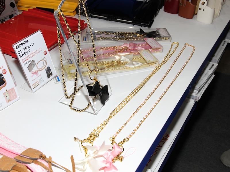 <b>コンパクトデジカメ向けの「ロングチェーンストラップ」は2,363円。リボンが付属する</b>
