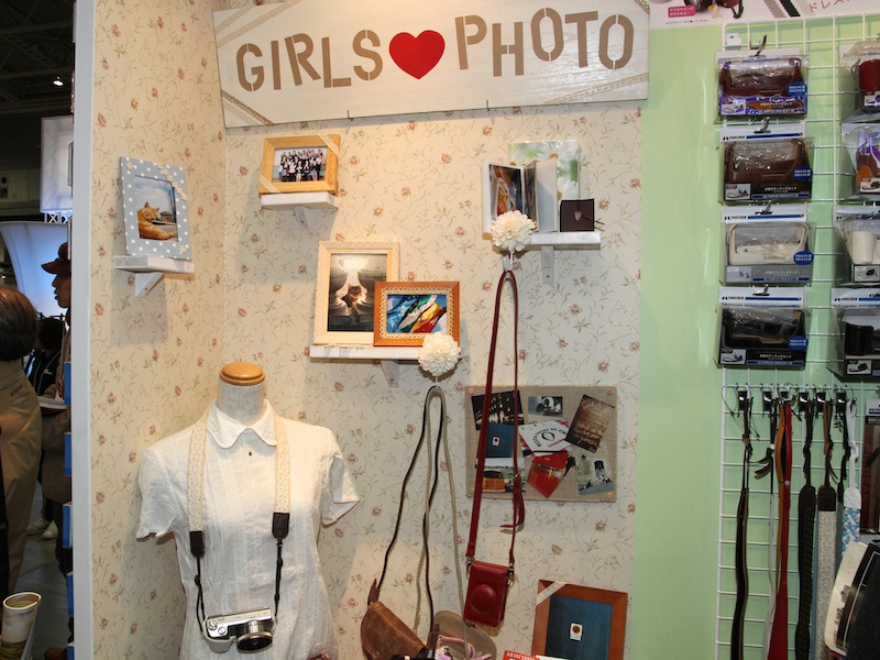 <b>GIRLS PHOTOコーナーを用意。カメラストラップの質感を実際に確かめる女性来場者の姿を多く見かけた</b>