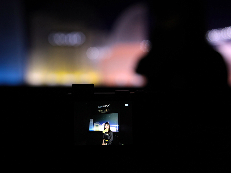 <b>COOLPIX P300で撮影したところ。ストロボを併用して人物を明るく写すこともできる</b>