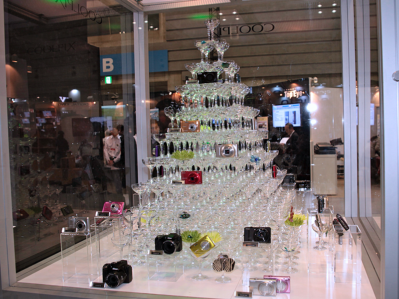 <b>グラスタワーにCOOLPIX春モデルなどを展示</b>