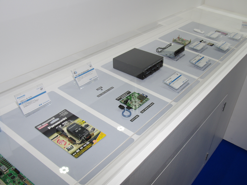 <b>USBカードリーダーをはじめとしたホストデバイスも展示する</b>