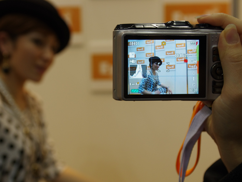 <b>写真を撮影すると、画像が自動的にモバイル端末へ直接送信される</b>