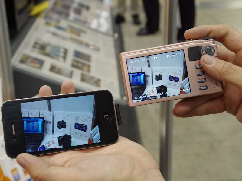 <b>写真を撮影すると、画像が自動的にモバイル端末へ直接送信される</b>