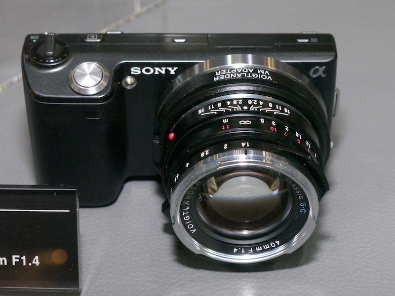 <b>フォクトレンダーブランドのマウントアダプターを介して、ソニーNEX-5にNOKTON classic 35mm F1.4を装着</b>