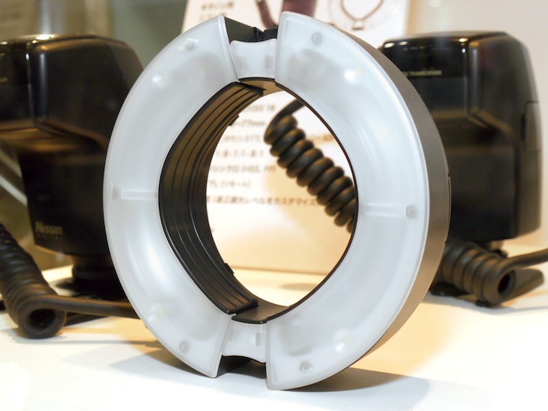 <b>発光部。発光管2つに加えて4つのLEDも搭載</b>