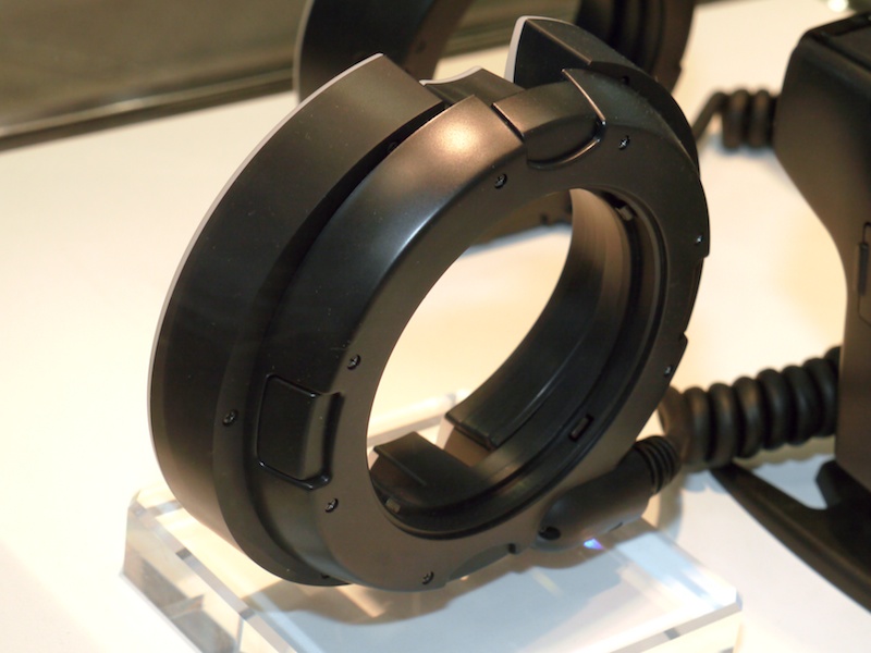 <b>発光部の背面。最大77mm径に対応するという</b>