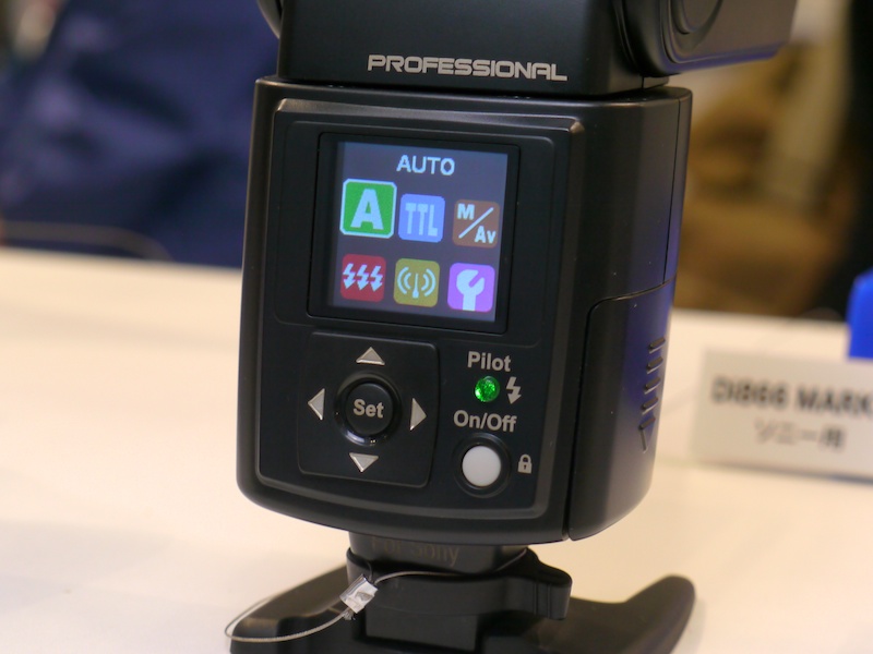 <b>引き続きカラー液晶ディスプレイを搭載する</b>