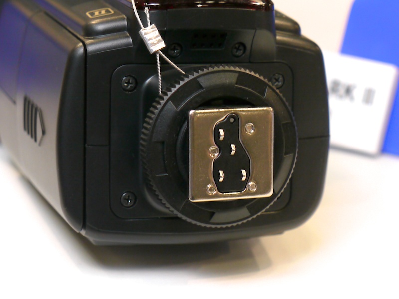 <b>キヤノン用とニコン用は取り付け足が樹脂製から金属製になった</b>