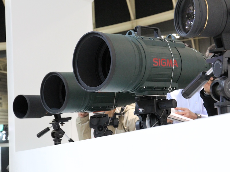 <b>シグマブースでお馴染み、APO 200-500mm F2.8/400-1000mm F5.6 EX DG体験コーナーも盛況</b>