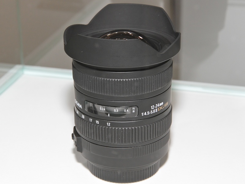 <b>フルサイズ対応の超広角ズーム「12-24mm F4.5-5.6 II DG HSM」はケース内展示にとどまる</b>