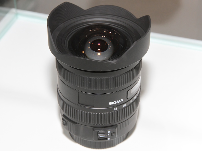 <b>フルサイズ対応の超広角ズーム「12-24mm F4.5-5.6 II DG HSM」はケース内展示にとどまる</b>