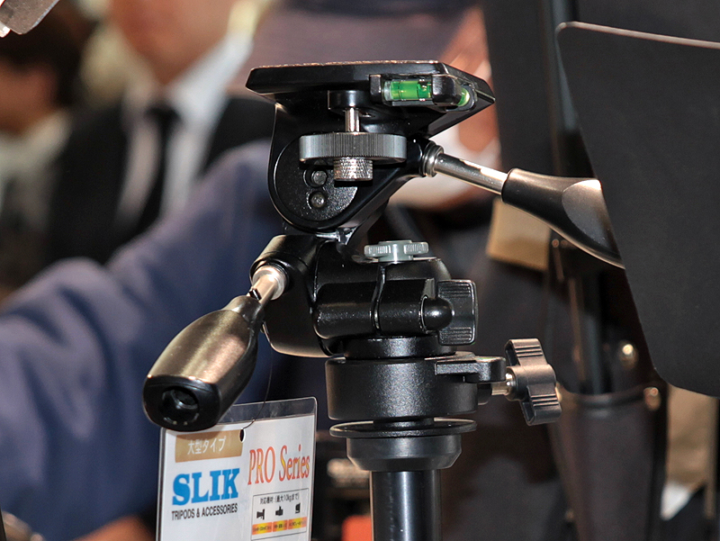 <b>雲台下部にレベリング機構を備える</b>