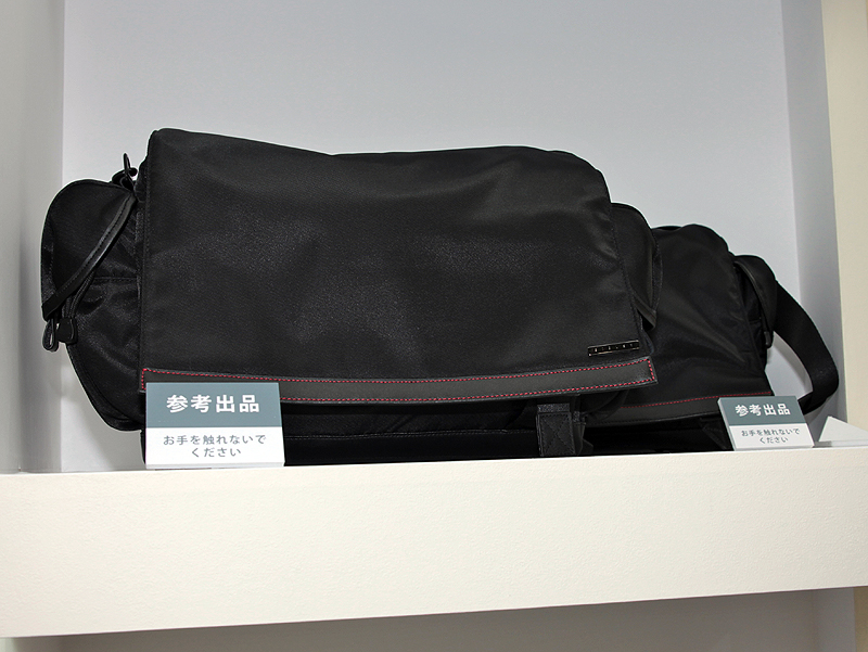 <b>スーツでも違和感がないというカメラバッグ。30代以上の男性に向ける</b>