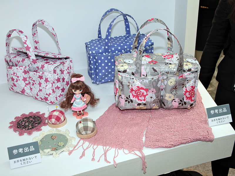 <b>女性向けのカメラバッグ。ミラーレス機やエントリーのデジタル一眼レフカメラに対応</b>