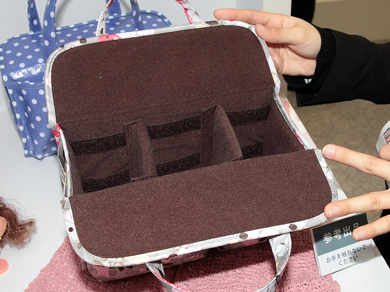 <b>内部の仕切りは移動可能。ほかのバッグのインナーバッグとしての利用を想定しているが、このままで使うこともできる。模様はさらに種類を増やしていきたいとのこと</b>