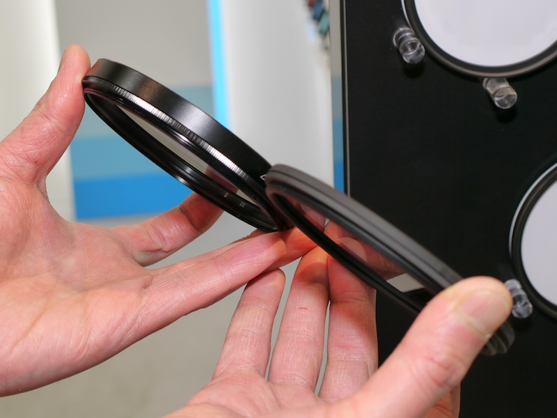 <b>PLフィルターで従来の95mm径（左）と比較。右が参考出品</b>