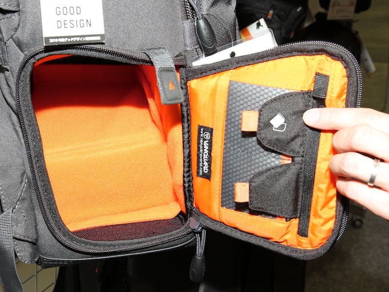 <b>サイドからも収納機材を取り出せる仕組み</b>