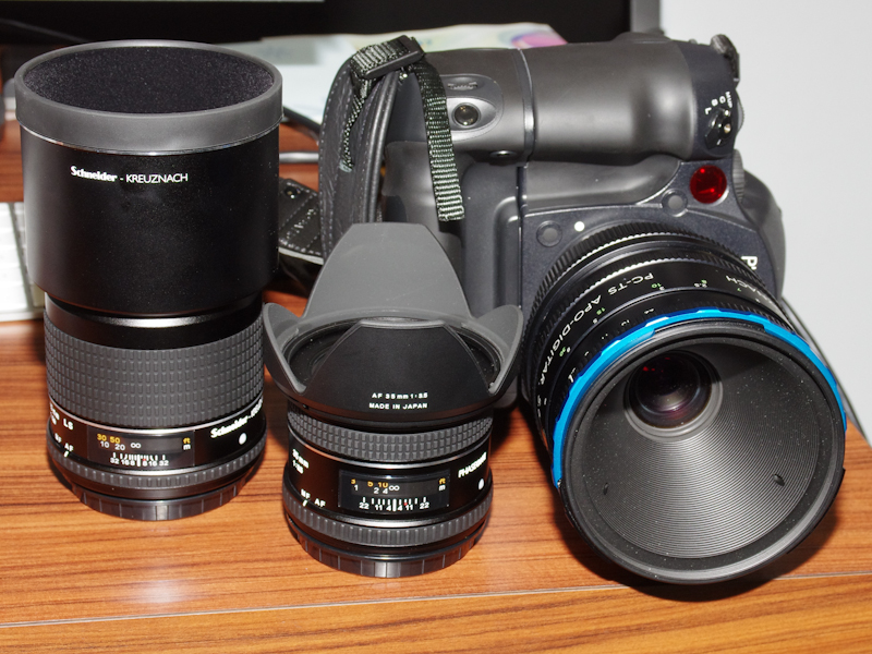 <b>AF 150m F3.5 LS（左）と発売済みのフェーズワン「AF 35mm F3.5」（中央）、APO-DIGITAR 5.6/ 120 HM ASPHERICを装着した縦位置グリップ付きDF645（右）</b>