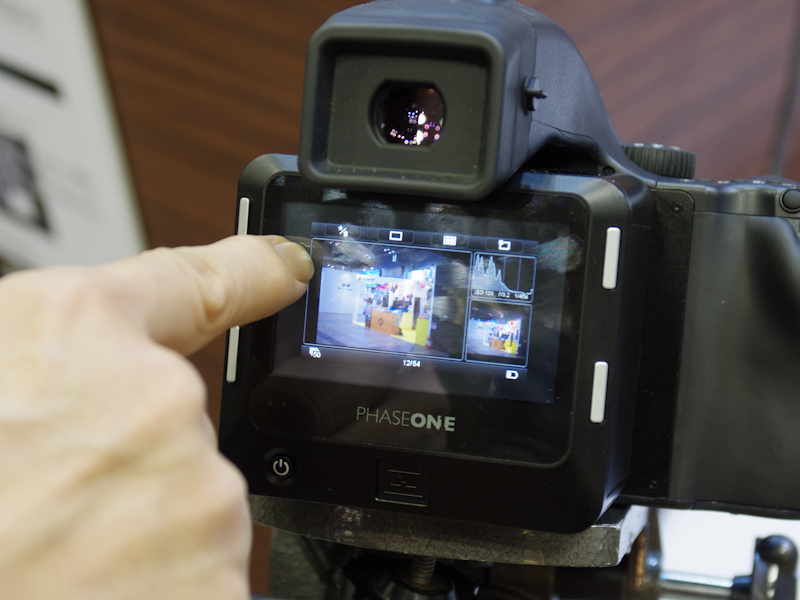 <b>タッチパネル式液晶モニターを搭載。マルチタッチにも対応する</b>