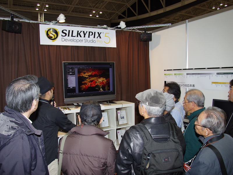 <b>セミナーに見入る来場者で賑わう市川ソフトラボラトリーブース</b>